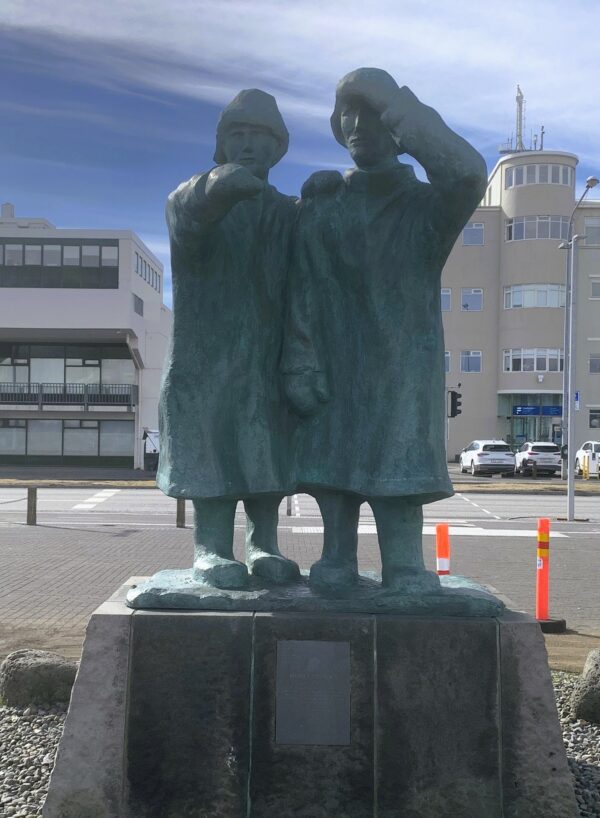 Þegar mannlif og menning blómstrar í Reykjavík er ekki úr vegi að virða fyrir sér styttur bæjarins eins og sungið var einu sinni. Þessi stytta stendur við höfnina í Reykjavík og var sett upp 1997 á sjómannadaginn. Ingi Þ. Gíslason (1905-1956), kennari og listamaður, gerði styttuna en hann var snjall listamaður sem hefur ekki verið gefinn nægur gaumur sem skyldi í íslenskri listasögu.