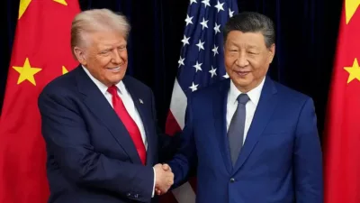 Donald Trump og Xi Jinping á fundi í Suður-Kóreu í gær - mynd: BBC