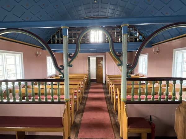 Horft frá altari og út til forkirkju